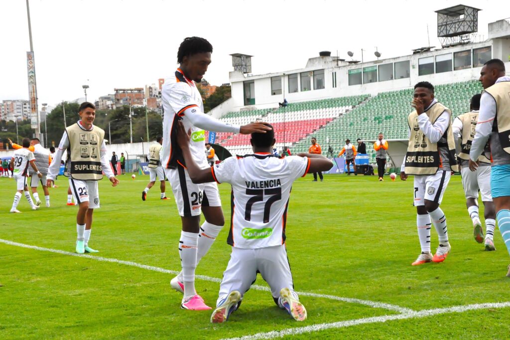 Valencia y Jhon Gamboa celebran en Tunja la clasificación de Envigado FC a los cuadrangulares semifinales